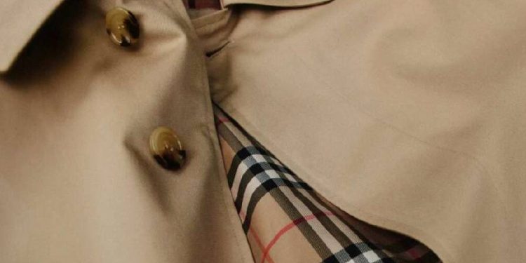 Burberry se reinventa: cierra tiendas para salvar su lujo