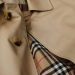 Burberry se reinventa: cierra tiendas para salvar su lujo