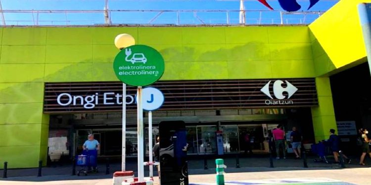 Carrefour acelera la recarga del coche eléctrico en España