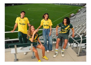 Topo Chico y Charly sorprenden con una colección de indumentaria inspirada en el fútbol