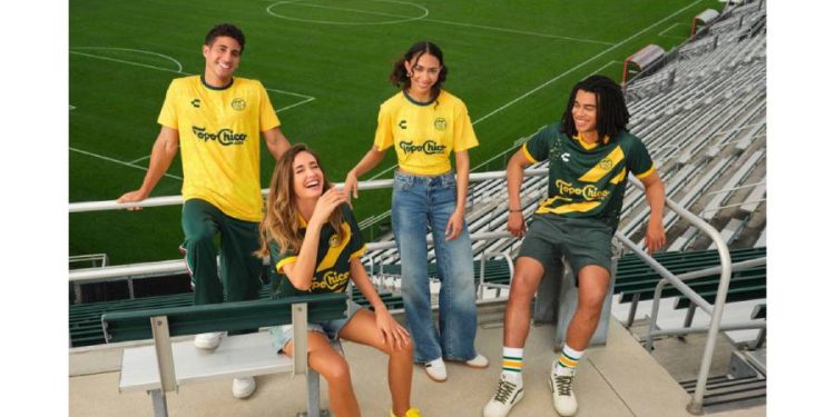 Topo Chico y Charly sorprenden con una colección de indumentaria inspirada en el fútbol