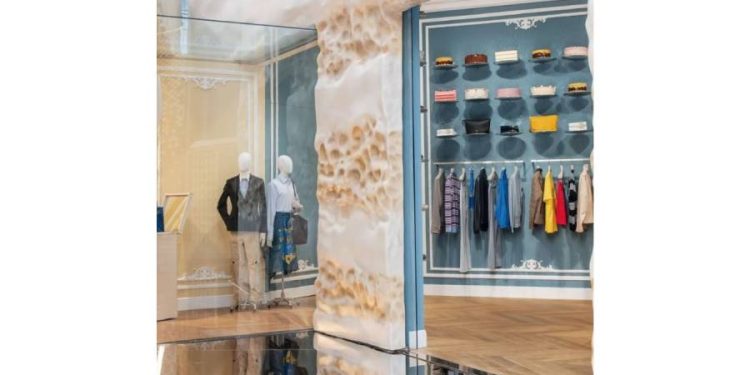 Dior inaugura una tienda inmersiva con diseño de pastel gigante en China