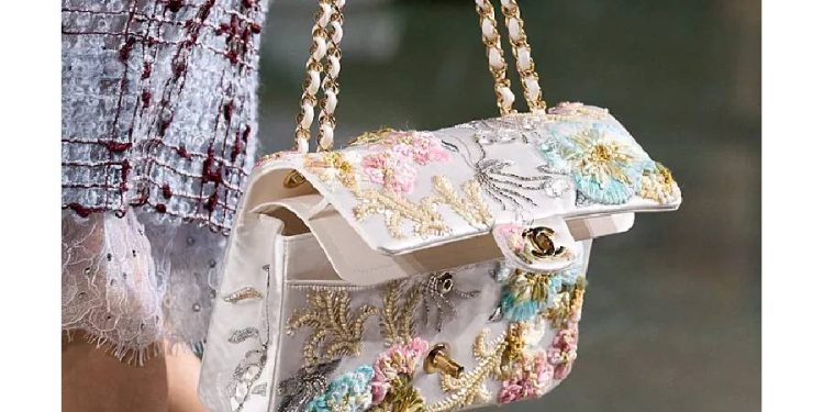 El bolso abierto: La tendencia de lujo que desafía la lógica