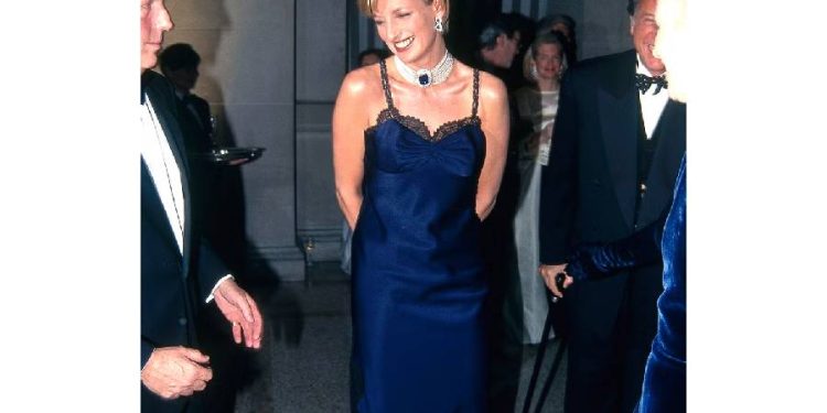 El vestido lencero de Lady Di en el MET revive gracias a Mango