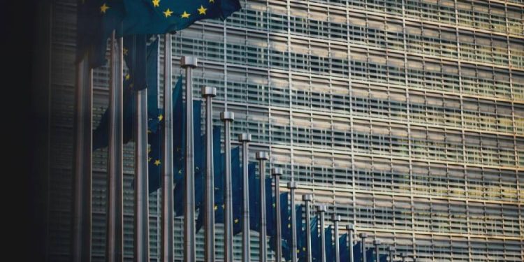 España resiste la crisis: la UE eleva su PIB al 2,4%