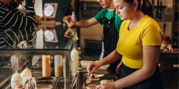 IA en fast food, turnos inteligentes para sobrevivir