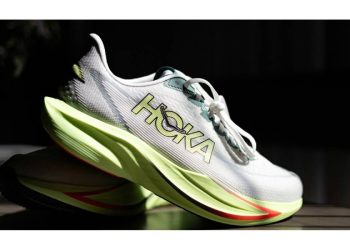 Hoka impulsa a Deckers en 2025: récord y alza del 10% en ventas