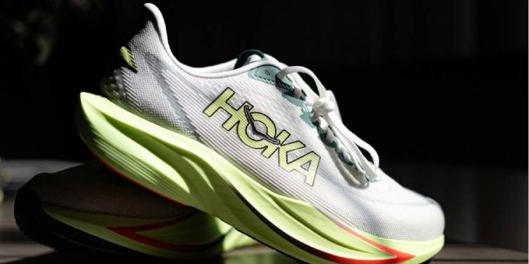 Hoka impulsa a Deckers en 2025: récord y alza del 10% en ventas