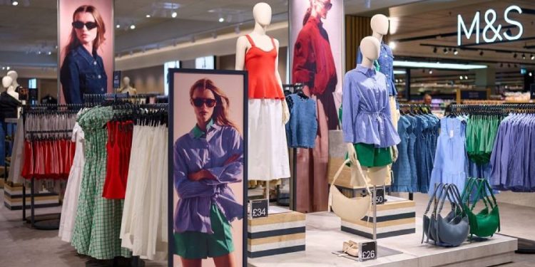 M&S revoluciona su logística: El plan para dominar la moda online