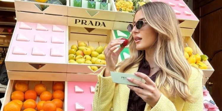 Prada reinventa el retail: Lujo entre frutas en Milán