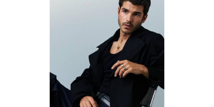 Álvaro Mel redefine la elegancia masculina con la nueva colección de Bvlgari