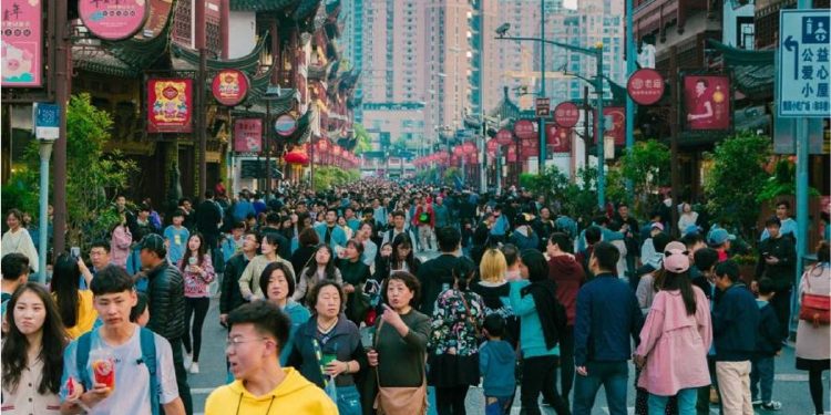 Alarma en China: el consumo sufre su primera caída en tres años