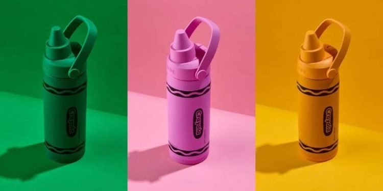 Crayola y CamelBak lanzan termos con forma de sus crayones