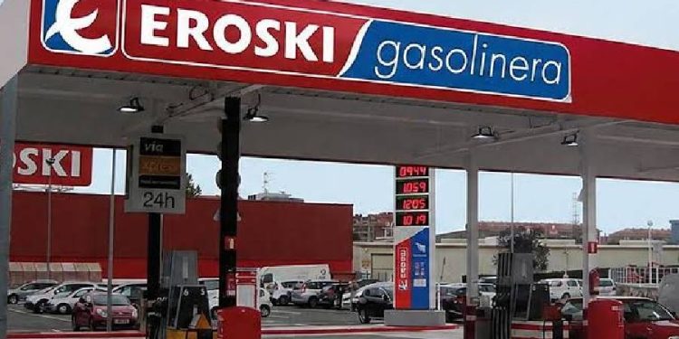 El gigante vasco Eroski vende sus 40 gasolineras a Petroprix