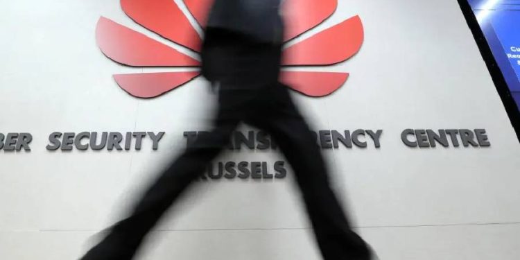 España frena a Bruselas: Defensa estratégica de Huawei