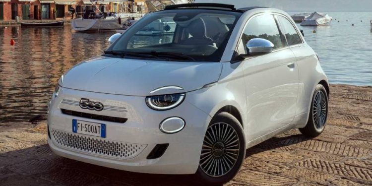 Fiat renueva su gama híbrida con el lanzamiento de la edición especial 500 Dolcevita