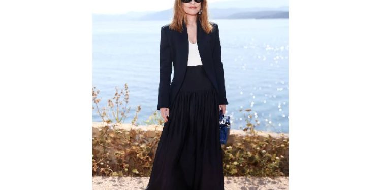 Isabelle Huppert dicta sentencia: el pantalón palazzo que reinará en 2027