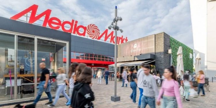 Los parques comerciales arrasan en España con 382 millones invertidos