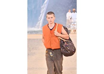 Louis Vuitton impulsa la moda de los relojes colgantes en la pasarela de París