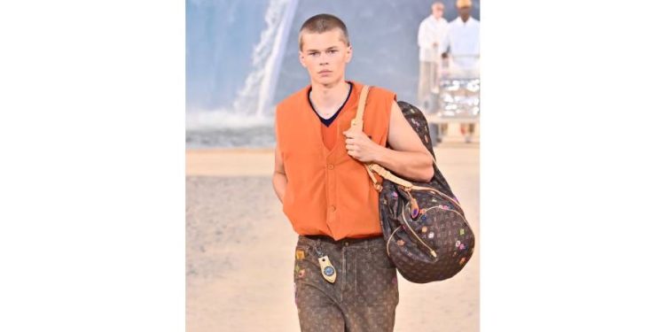 Louis Vuitton impulsa la moda de los relojes colgantes en la pasarela de París