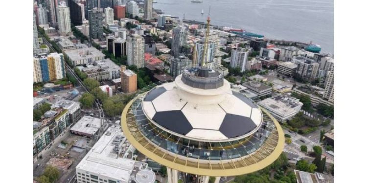 La icónica torre de Seattle modifica su aspecto exterior para celebrar el certamen futbolístico