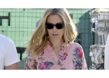Marta Ortega revoluciona Zara con flores y gabardina rosa