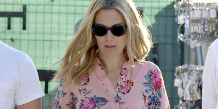 Marta Ortega revoluciona Zara con flores y gabardina rosa