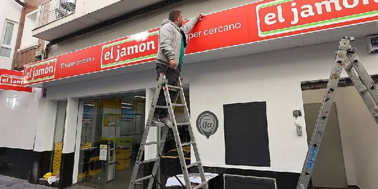 Mercadona domina Andalucía frente al avance de El Jamón, MAS y Lidl
