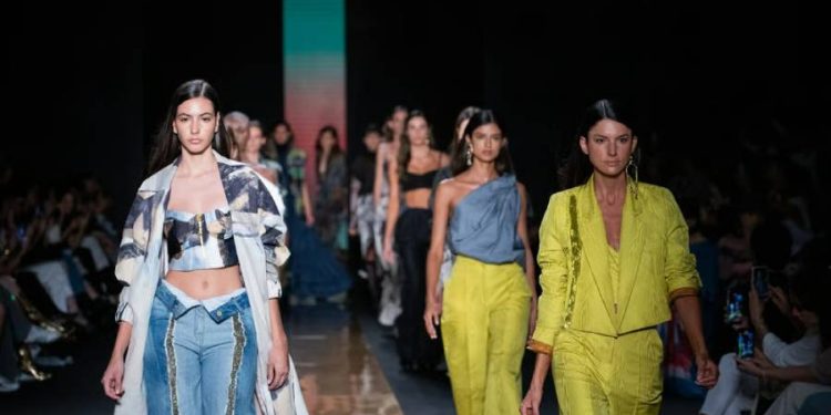 Moda Latina: Expansión global y negocios estratégicos 2026