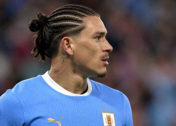 Uruguay deslumbra con el estilo fuera de la cancha mientras el fútbol sigue en deuda
