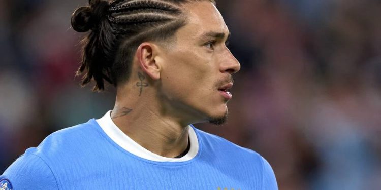 Uruguay deslumbra con el estilo fuera de la cancha mientras el fútbol sigue en deuda