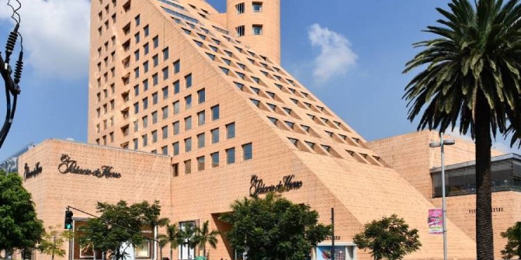Nueva Cúpula en El Palacio de Hierro: Sacudida Directiva