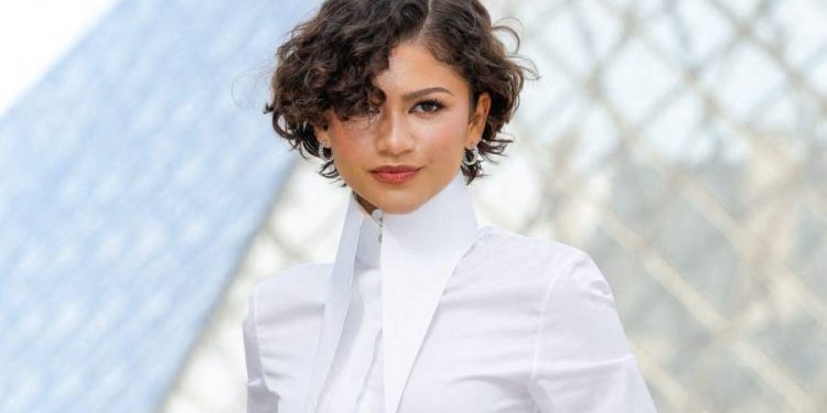Zendaya redefine el lujo urbano con una camiseta básica y Cartier