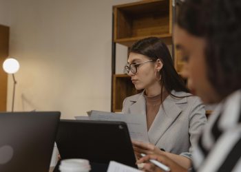 Por qué las empresas chilenas no contratan mujeres y cómo revertirlo