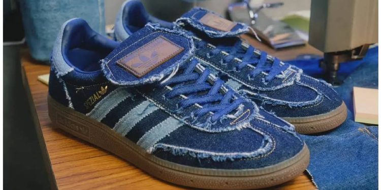 Adidas y atmos transforman las Handball Spezial con denim japonés