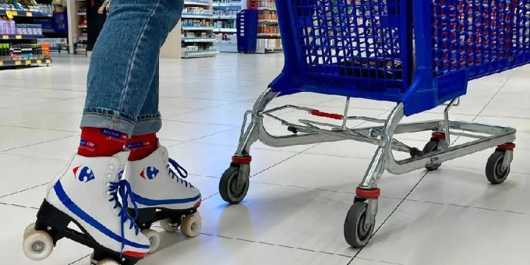 Carrefour lleva un supermercado sobre ruedas a las aldeas gallegas
