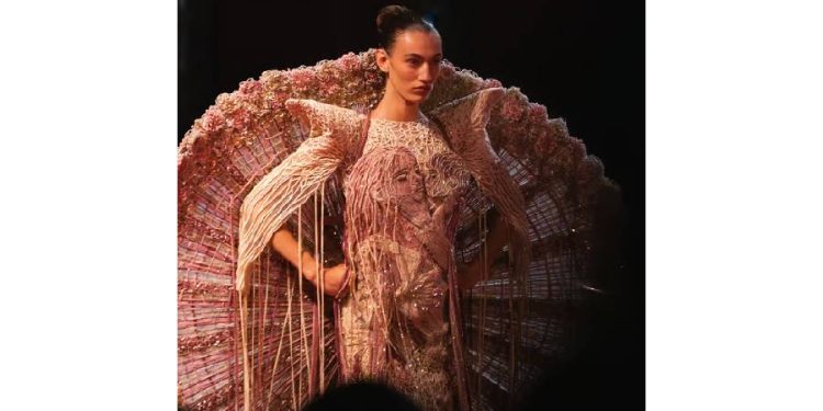 El emotivo triunfo de Manish Malhotra en la Alta Costura