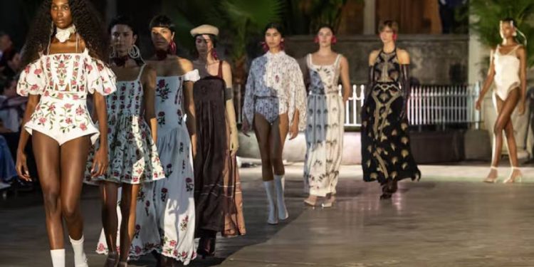 Moda Colombiana en Jaque: El Reto de Exportar con un Dólar a $3200