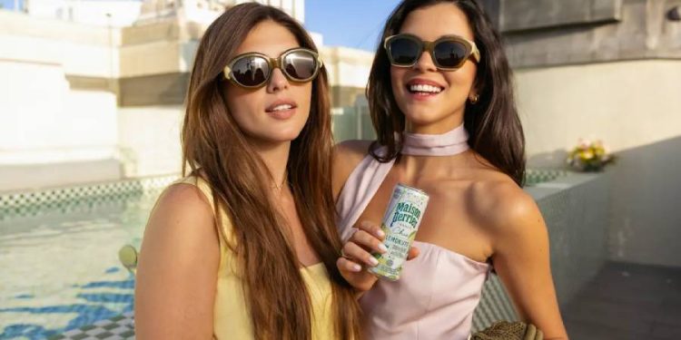 Moda y bebidas: la alianza premium que redefine el tardeo