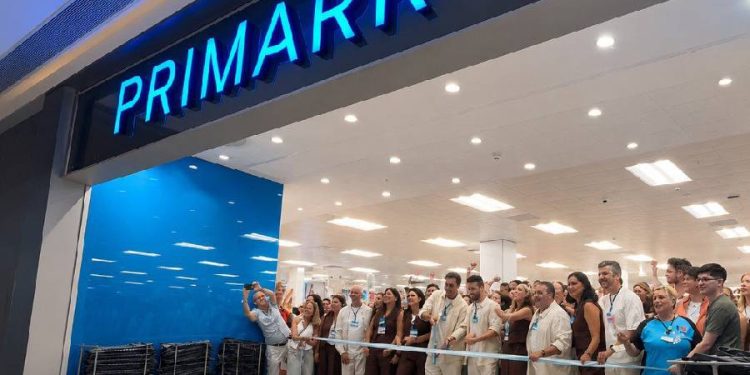 Primark renueva su tienda en Cartagena con modernas cajas de autopago
