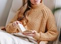 mujer con sweater marrón tejido