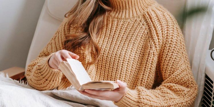 mujer con sweater marrón tejido