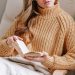 mujer con sweater marrón tejido